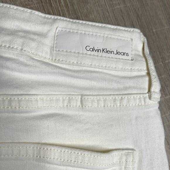 CALVIN KLEIN JEANS Women's City Short White Bermuda Length Shorts - Picture 4 of 7